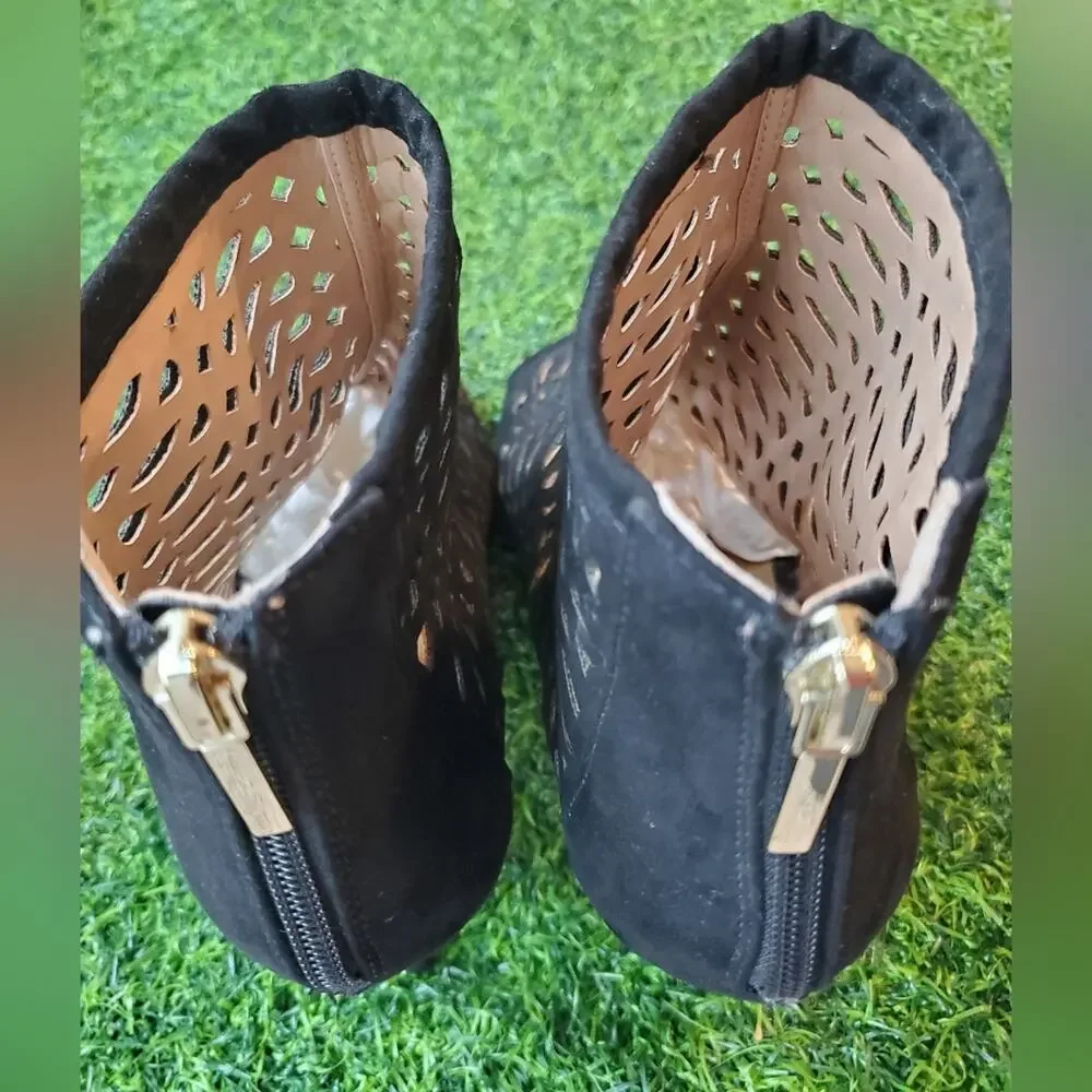 Thalia sodi black wedges, worn once size 8.5 FLAW